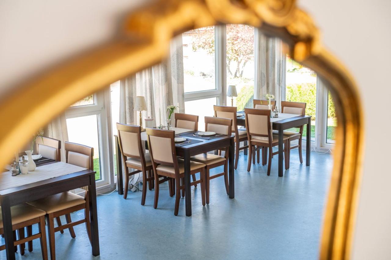 Hotel Am Kirchplatz อูเบอร์ลิงเงน ภายนอก รูปภาพ
