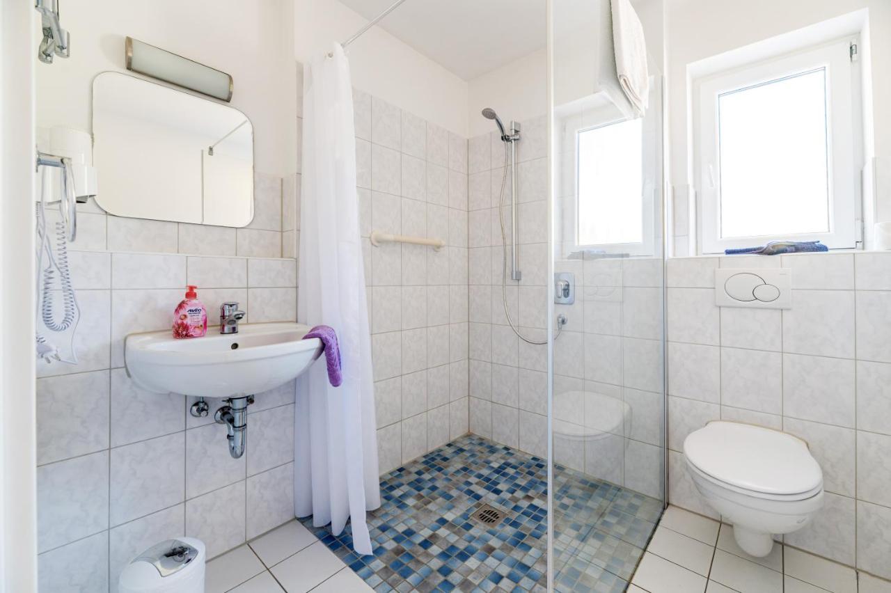 Hotel Am Kirchplatz อูเบอร์ลิงเงน ภายนอก รูปภาพ