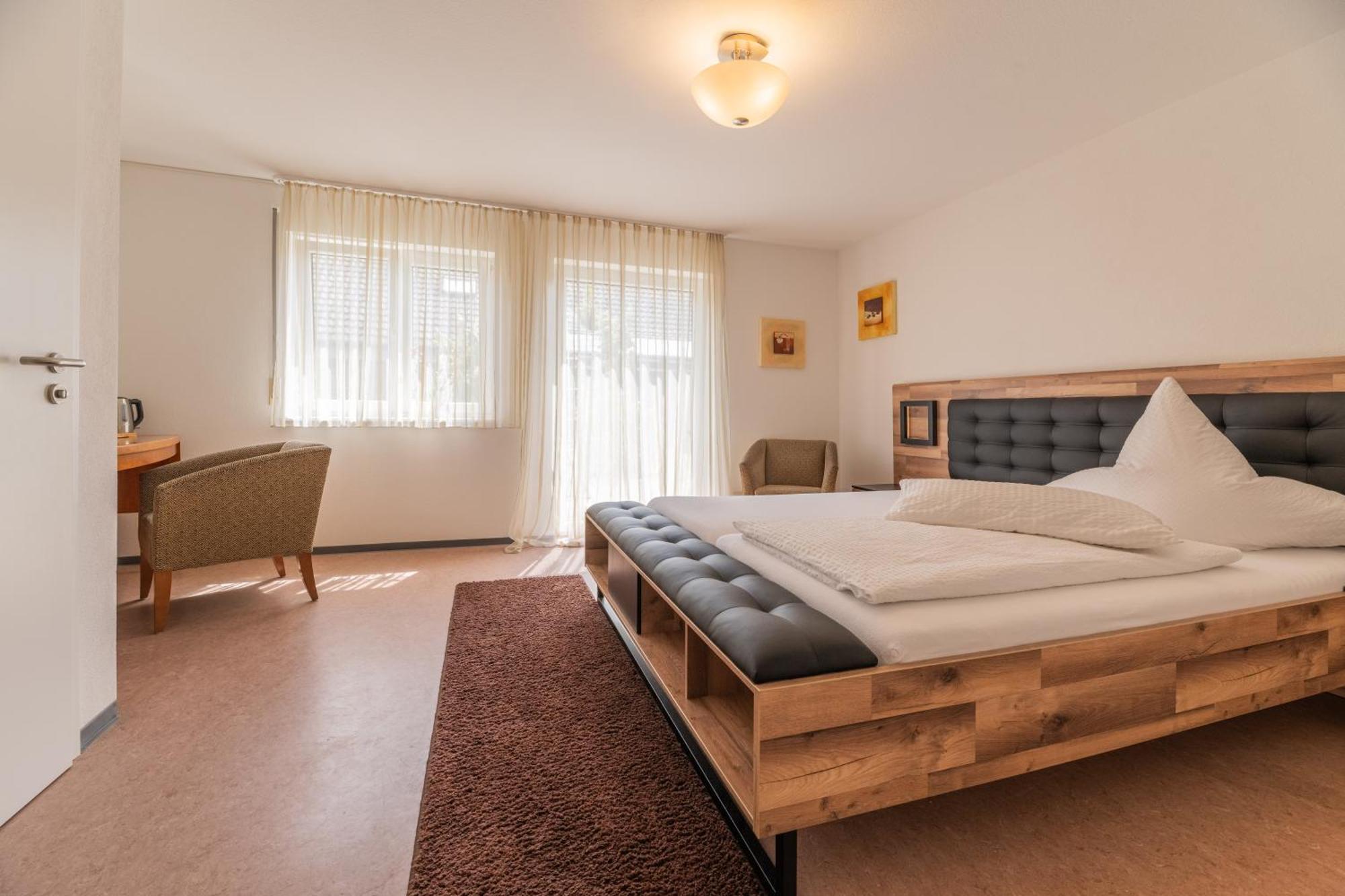 Hotel Am Kirchplatz อูเบอร์ลิงเงน ภายนอก รูปภาพ