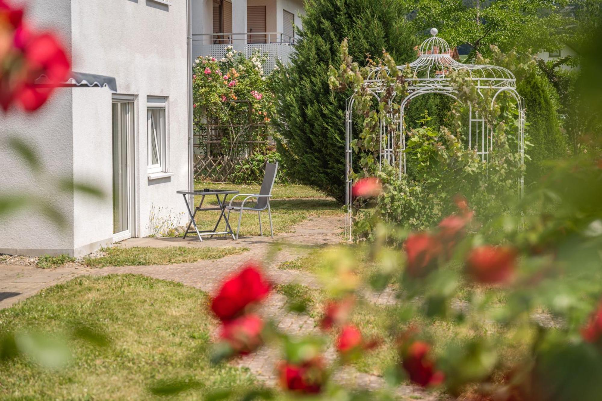 Hotel Am Kirchplatz อูเบอร์ลิงเงน ภายนอก รูปภาพ